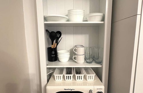 Exeter Apartment | Liz Room in downtown Exeter next to PEA