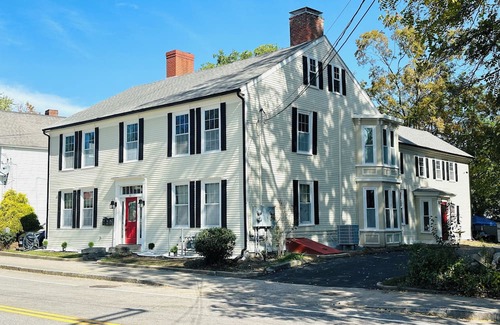 Exeter Apartment | Liz Room in downtown Exeter next to PEA