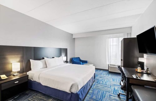 East Texas Hotel | Affordable Luxury Room with Modern Touches Near Fun Activities - Free Breakfast!