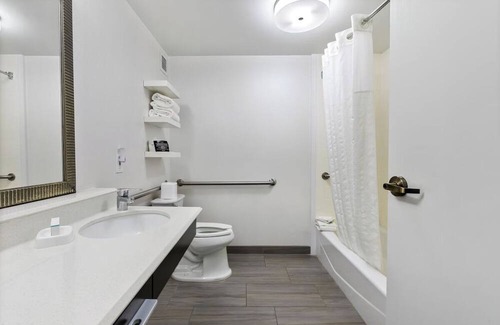 East Texas Hotel | Modern Room in Allentown Close to Top Spots - Dorney Park and Wildwater Kingdom