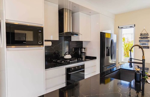 San Nicolas Zuid House | Lord's Suites Summary