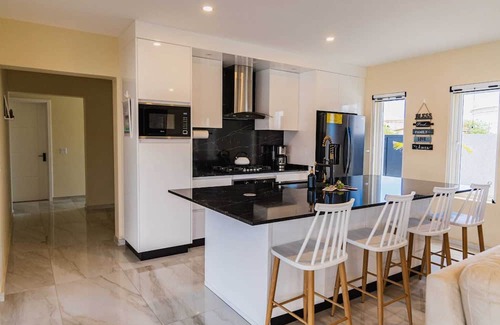 San Nicolas Zuid House | Lord's Suites Summary