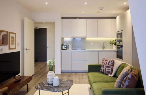 Streatham Hill Apartment | Streatham Hill Modern Flat with Balcony