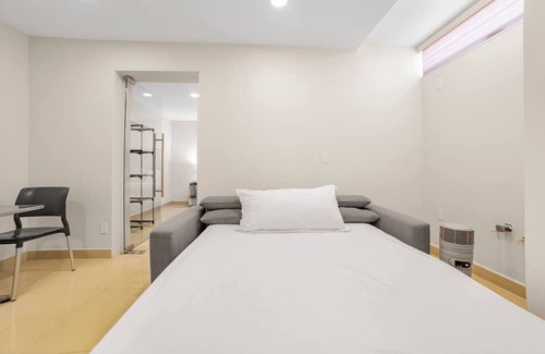 Tijuana Bed & Breakfast | KingBed+CouchBed-NearD`Border