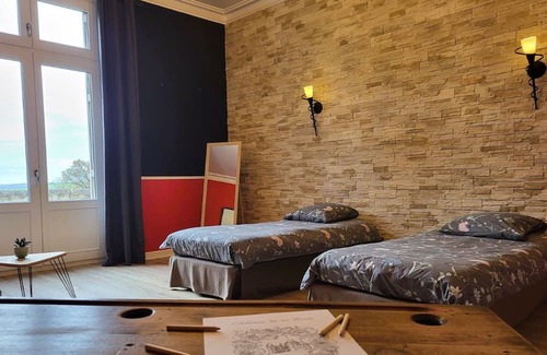 Cluis Bed & Breakfast | Family Suite at Castle with Park Balcony