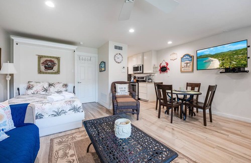 Port Aransas Condo | Roomy 1 BDRM Large Pool w/a Private Courtyard and a 5 Min Walk to the Beach