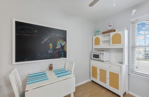 Port Aransas Condo | Cozy Studio Large Pool w/a Private Courtyard and a 5 Min Walk to the Beach