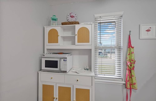 Port Aransas Condo | Cozy Studio Large Pool w/a Private Courtyard and a 5 Min Walk to the Beach