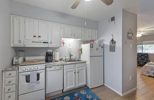 Port Aransas Condo | Cozy Studio Large Pool w/a Private Courtyard and a 5 Min Walk to the Beach