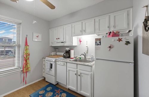 Port Aransas Condo | Cozy Studio Large Pool w/a Private Courtyard and a 5 Min Walk to the Beach