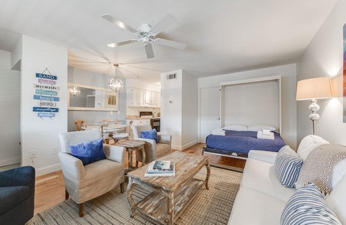 Port Aransas Condo | Roomy 1 BDRM Large Pool w/a Private Courtyard and a 5 Min Walk to the Beach