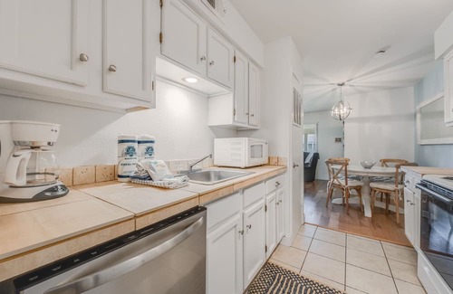 Port Aransas Condo | Roomy 1 BDRM Large Pool w/a Private Courtyard and a 5 Min Walk to the Beach