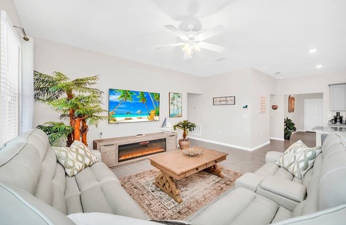 Loughman House | Spectacular Family Home with Pool and Spa-7704OML