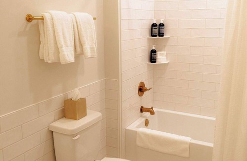 Elk Rapids Apartment | Guestroom - 2 Queens
