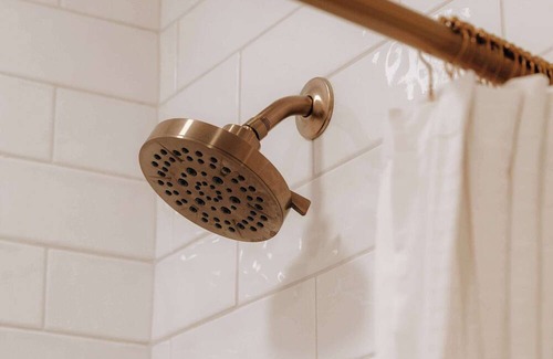 Elk Rapids Apartment | Guestroom - 2 Queens