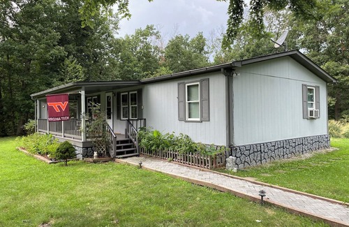 Toms Brook House | Comfortable 4 Person Cottage with North Fork of the Shenandoah River Access