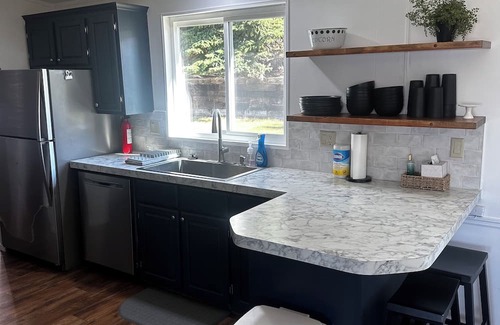 Dingle House | 1-Min Walk to Private Beach, Lake Views, Pickleball, Gated Family Getaway!