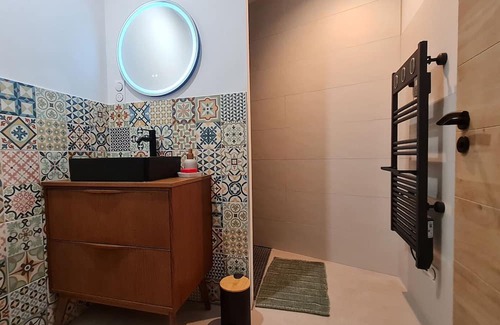 Ormes-et-Ville Bed & Breakfast | Quiet guest room with private entrance and parking in Ormes-et-Ville