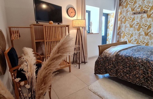 Ormes-et-Ville Bed & Breakfast | Quiet guest room with private entrance and parking in Ormes-et-Ville