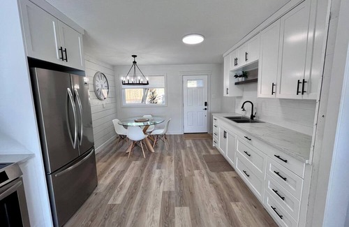 Hinton House | Alpine Escape-Completely renovated home 20 minutes to Jasper National Park Gate!