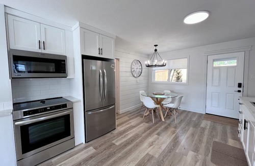 Hinton House | Alpine Escape-Completely renovated home 20 minutes to Jasper National Park Gate!