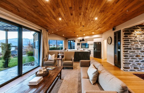 Wanaka House | Te Moana - Lake Views - Sleeps 7