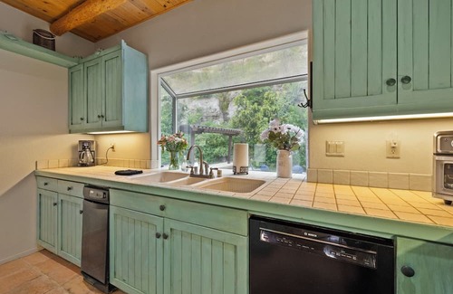 Forest Meadows House | 15 minutes from Murphys, Bocce Ball, Hot Tub, Pool Table, Sleeps 12