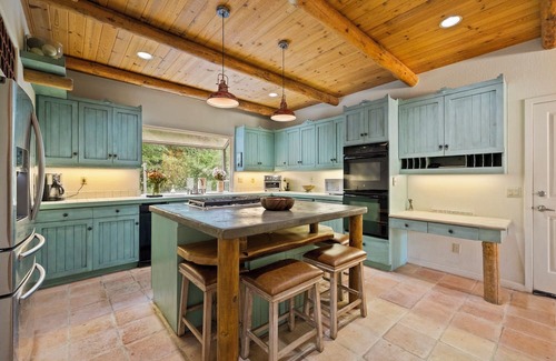 Forest Meadows House | 15 minutes from Murphys, Bocce Ball, Hot Tub, Pool Table, Sleeps 12