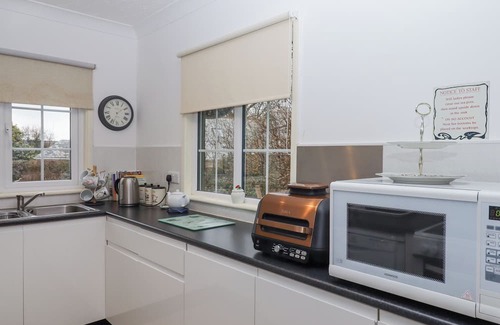 Newton Abbot Cottage | HAYTOR VALE LODGE, pet friendly, with a garden in Haytor Vale
