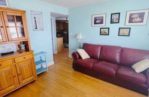 Hull House | The Ultimate Summer Getaway! Beach Cottage with Bay views, Wifi, & AC.