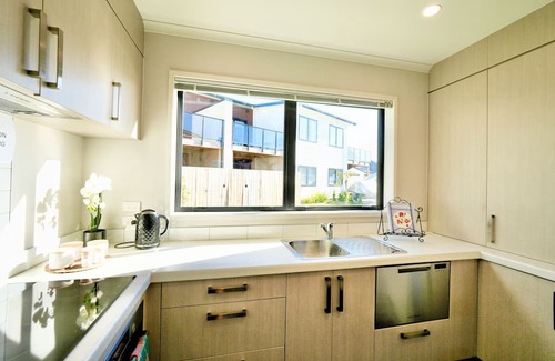 Hamilton House | Modern Oasis with Spa, close to chopping centre!