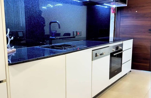 North Ridge Apartment | Stylish 2BR in Cantonments - Pool, Gym, Rooftop - Ideal for Long Stays