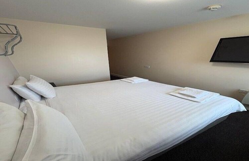 Quedgeley Apartment | GO2 Gloucester Hotel by OYO | Standard Twin