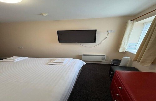 Quedgeley Apartment | GO2 Gloucester Hotel by OYO | Standard Twin