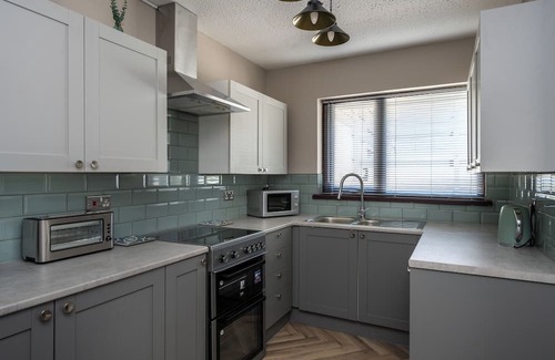 Llandarcy House | Parking, Garden, Stunning Views