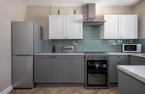 Llandarcy House | Parking, Garden, Stunning Views