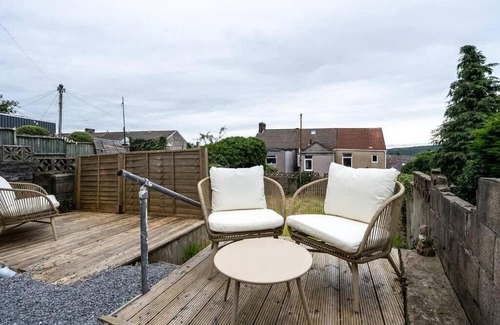 Cwmbrwla House | 3 Storey House, 2 Bathrooms, Smart Tv's all rooms!