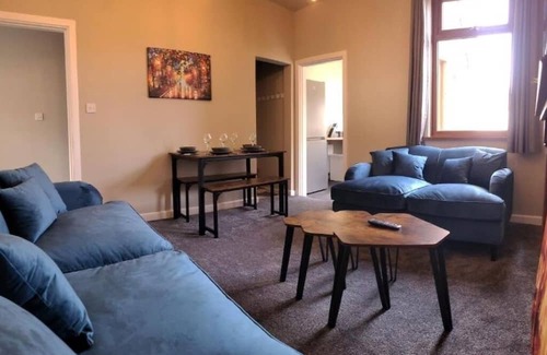 Port Talbot House | 3 Double Beds, 4 Rooms, Sleeps 8