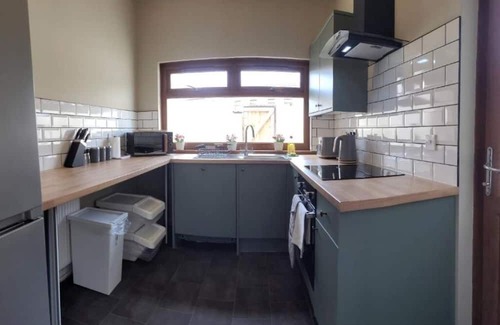 Port Talbot House | 3 Double Beds, 4 Rooms, Sleeps 8