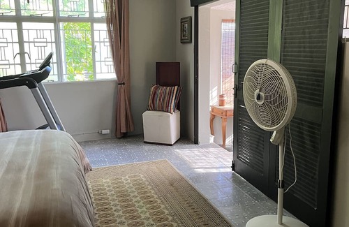 Constant Spring Bed & Breakfast | Charming B&B with AC, treadmill, WiFi in Soothing Stony Hill close to Manor Pk.