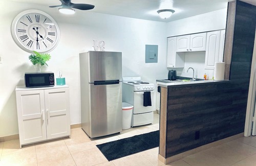 Poinsettia Heights Apartment | Charming Getaway with WiFi, AC in delightful Fort Lauderdale