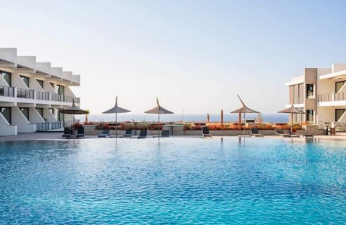 Bahceli Apartment | Beautiful studio: Relaxation by the pool under palm trees