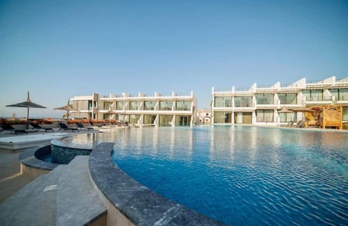 Bahceli Apartment | Beautiful studio: Relaxation by the pool under palm trees
