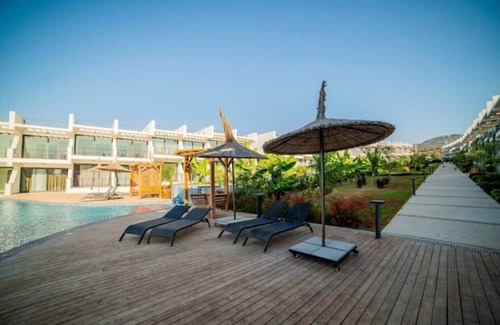 Bahceli Apartment | Beautiful studio: Relaxation by the pool under palm trees