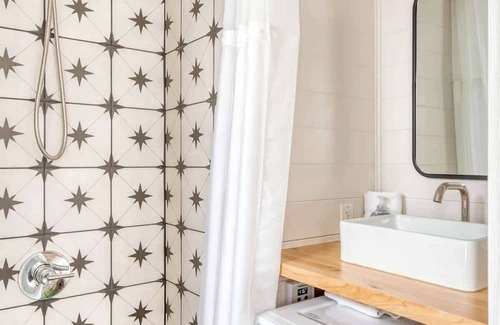Overlook Apartment | Noir-Emerald: Modern TinyLux in Portland