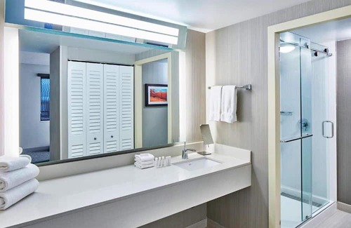 Lloyd District House | Explore Portland from our spacious, contemporary hotel.