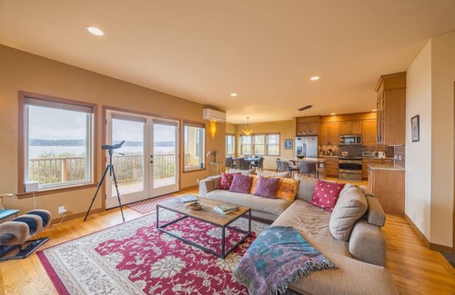 Rollingbay House | Waterfront Home w/Beach access!