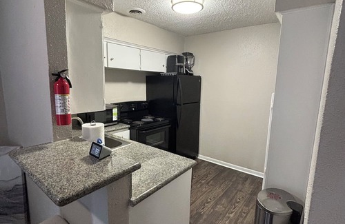 Spring Branch East Apartment | 2-bedroom Apartment Uptown with WiFi, Fitness Room, Pool, AC, Crib, WFH friendly