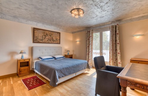 Arles House | Room 'Chambre 1' with Shared Pool, Wi-Fi and Air Conditioning