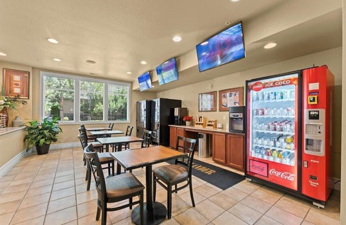 Reno/Tahoe Airport Apartment | Stylish 1BR Retreat | Gym, Pool, Fast Wi-Fi, Free Parking